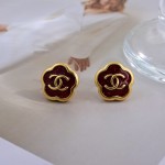 Chanel stud earrings are elegant and stylish, with exquisite craftsmanship and design